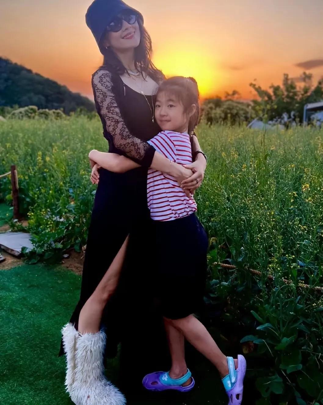 醒醒真是可惜了有个大美女妈妈章子怡，但奈何像爸爸汪峰。就连章子怡自己都说过醒