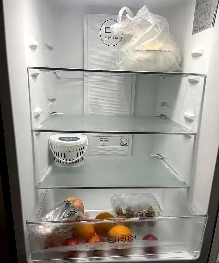 是不是经常感觉家里冰箱的空间不够用？我记得小时候家里冰箱不够用，问题是冷藏室的