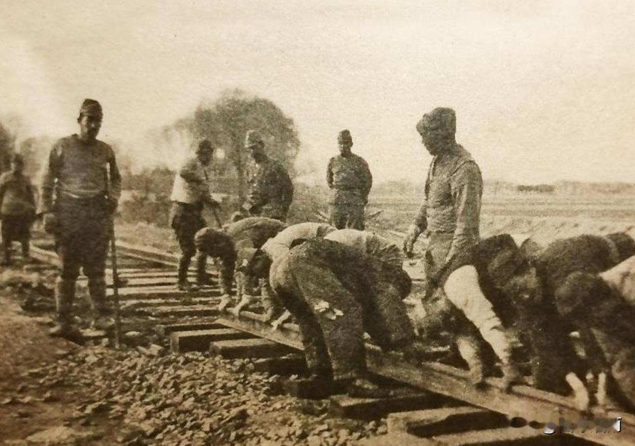 1940年，一名地下党被捕后，因拒不投降被日军押去修铁路，一名翻译官路过时悄悄对