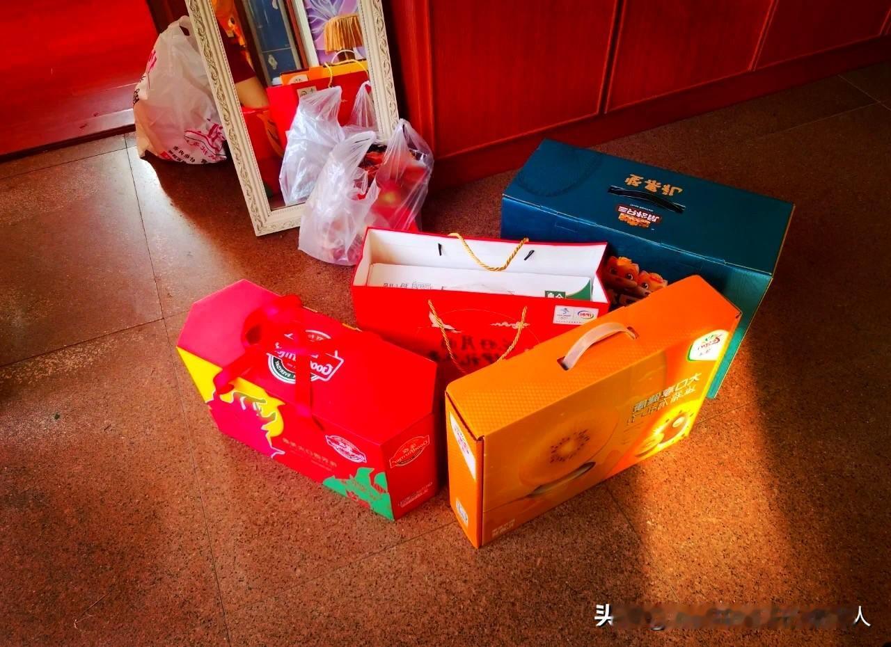 今天老公休假,提了大包小包地去他弟弟弟媳家,回来时却一脸沉重,回家重复说的一句话