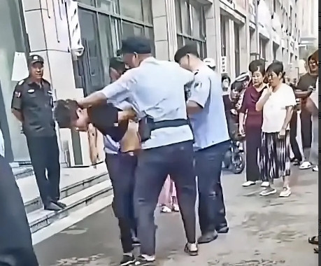 女民警和儿子家中被杀害，细节曝光！凶手竟是他母亲的追求者！究竟什么样的人如此猖狂