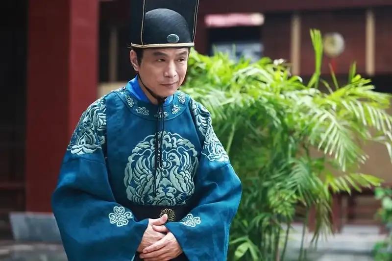 公元762年，宦官李辅国闯进唐肃宗李亨的寝宫，当着他的面，薅住张皇后的头发往外拽