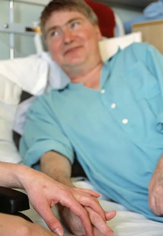 美国70多岁的晚期癌症患者丹尼尔太绝望了。他同时患有帕金森病和晚期非小细胞肺癌，