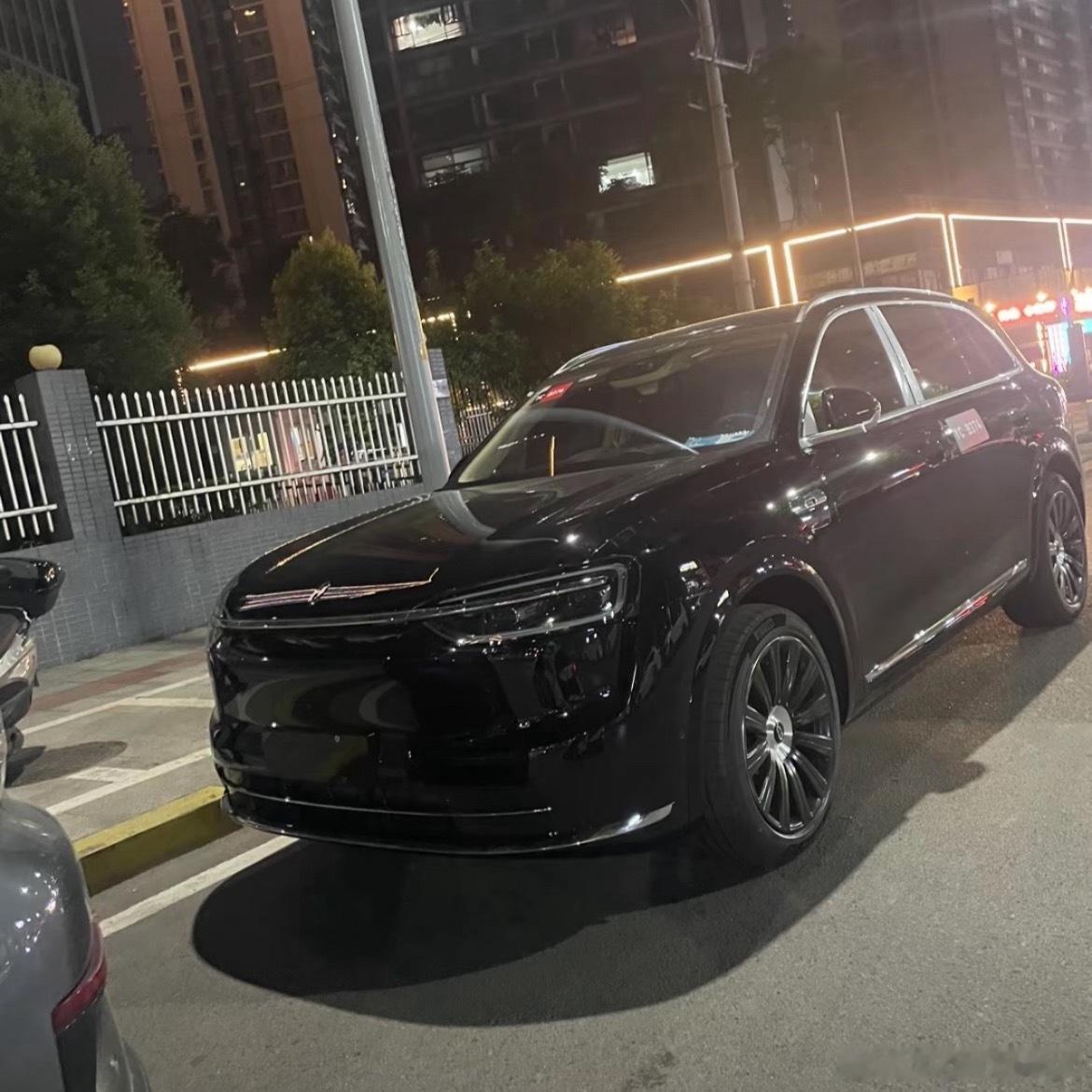 问界新M7黑色版本无伪装实车够闪的啊[doge]​​​