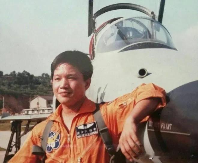 1982年，成功回归大陆的起义飞行员黄植诚和民航空姐马红组建家庭，八年光阴匆匆流