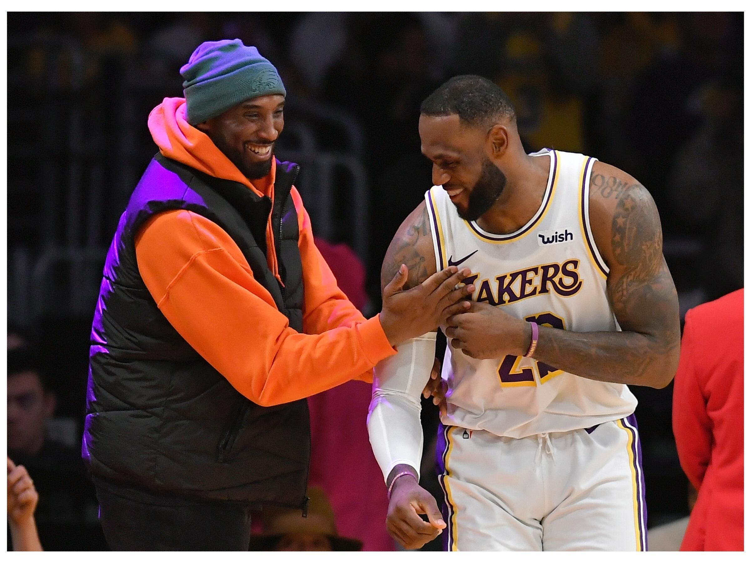 六年前的今天，科比和Gigi最后一次来到斯台普斯。东契奇随独行侠到访斯台普斯，g