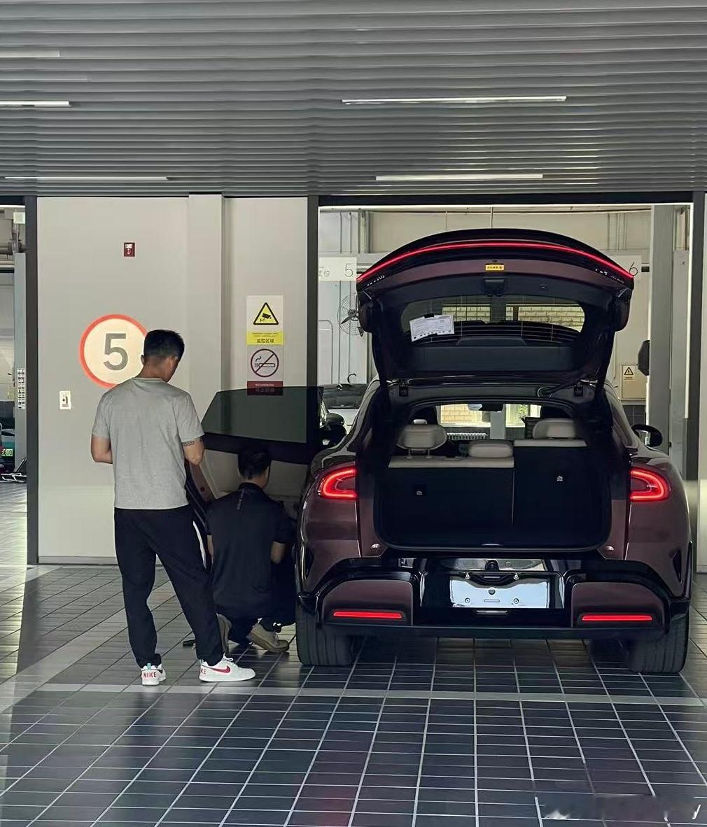 前天提车今天修车…[捂眼睛]一早约了小米国贸的服务中心检查左后门板异响的问题…到了