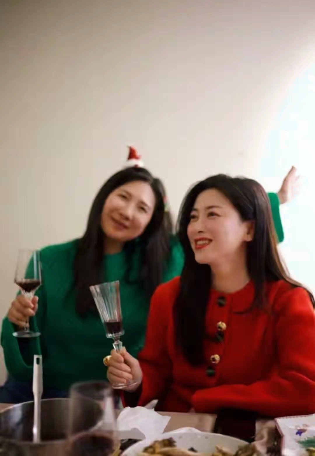 朱珠老公下厨摆家宴，4岁珠宝吃的肚滚圆，岳父母罕见露面很贵气