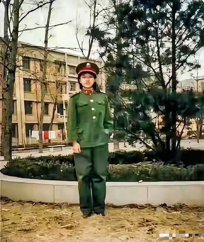 韩红自曝曾是校花，看了她18岁那张穿军装的旧照，清秀灵动，果然没骗人。