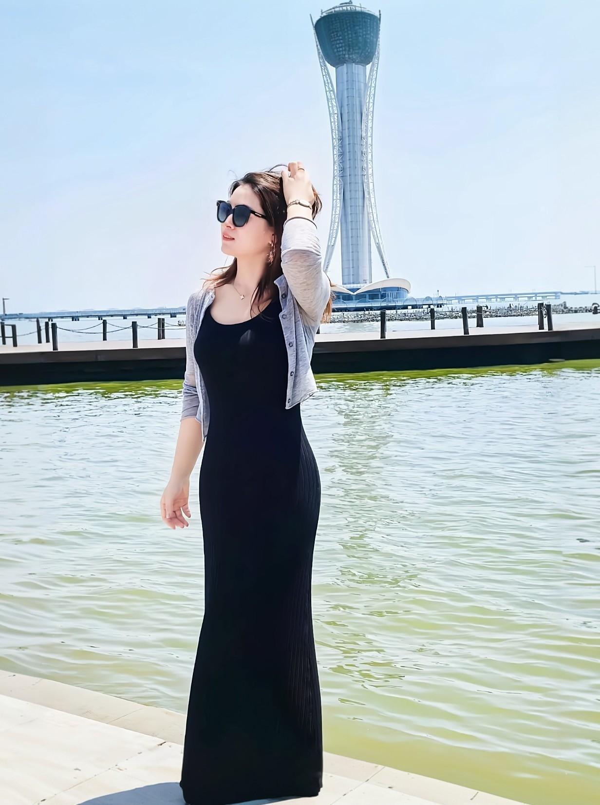 在海边漫步，享受阳光与海风，感受生活的美好。