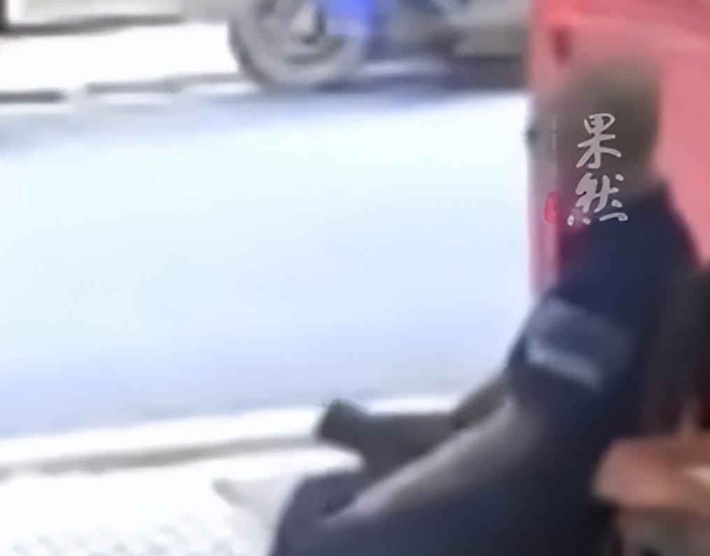 老人进牌馆休息后离世，好心店主帮扶送医反被索赔10万，结局太扎心湖南这事儿，真