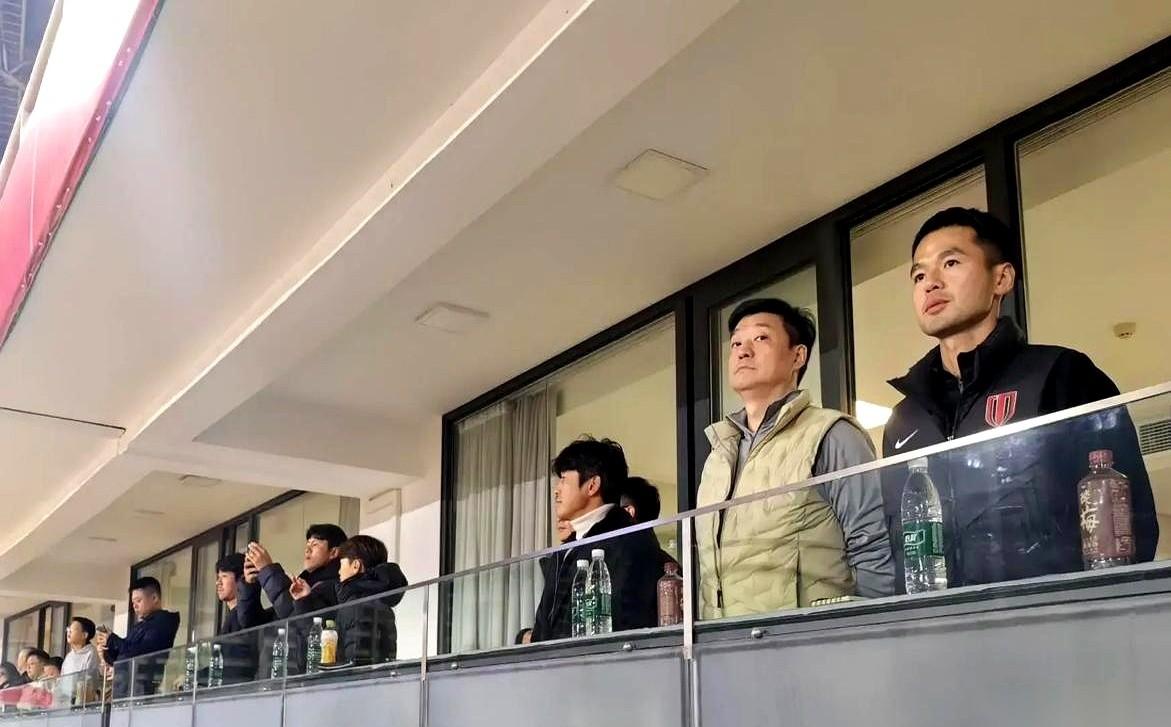 一张照片，有时候比一万句官宣都有用。老徐，徐正源，坐在U22比赛的看台上。就这