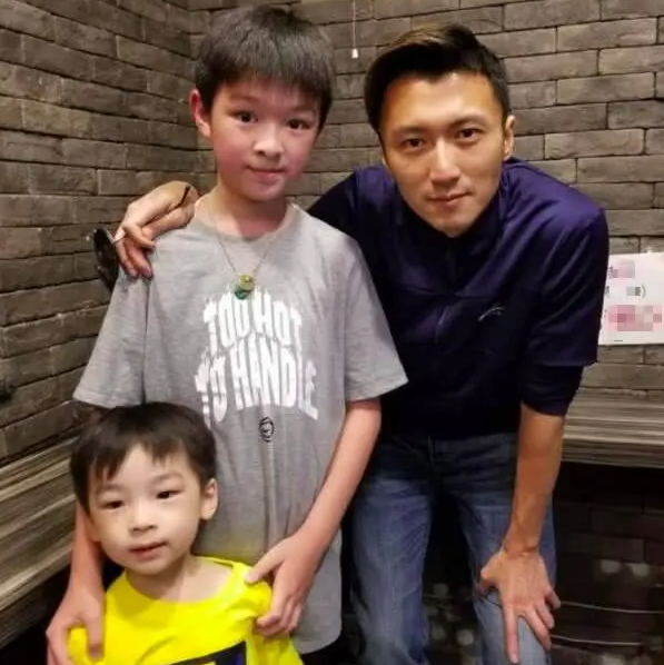 谢霆锋和张柏芝在一起本来就不合适谢别看他有钱有颜，其实他是缺爱的，从小父母感情