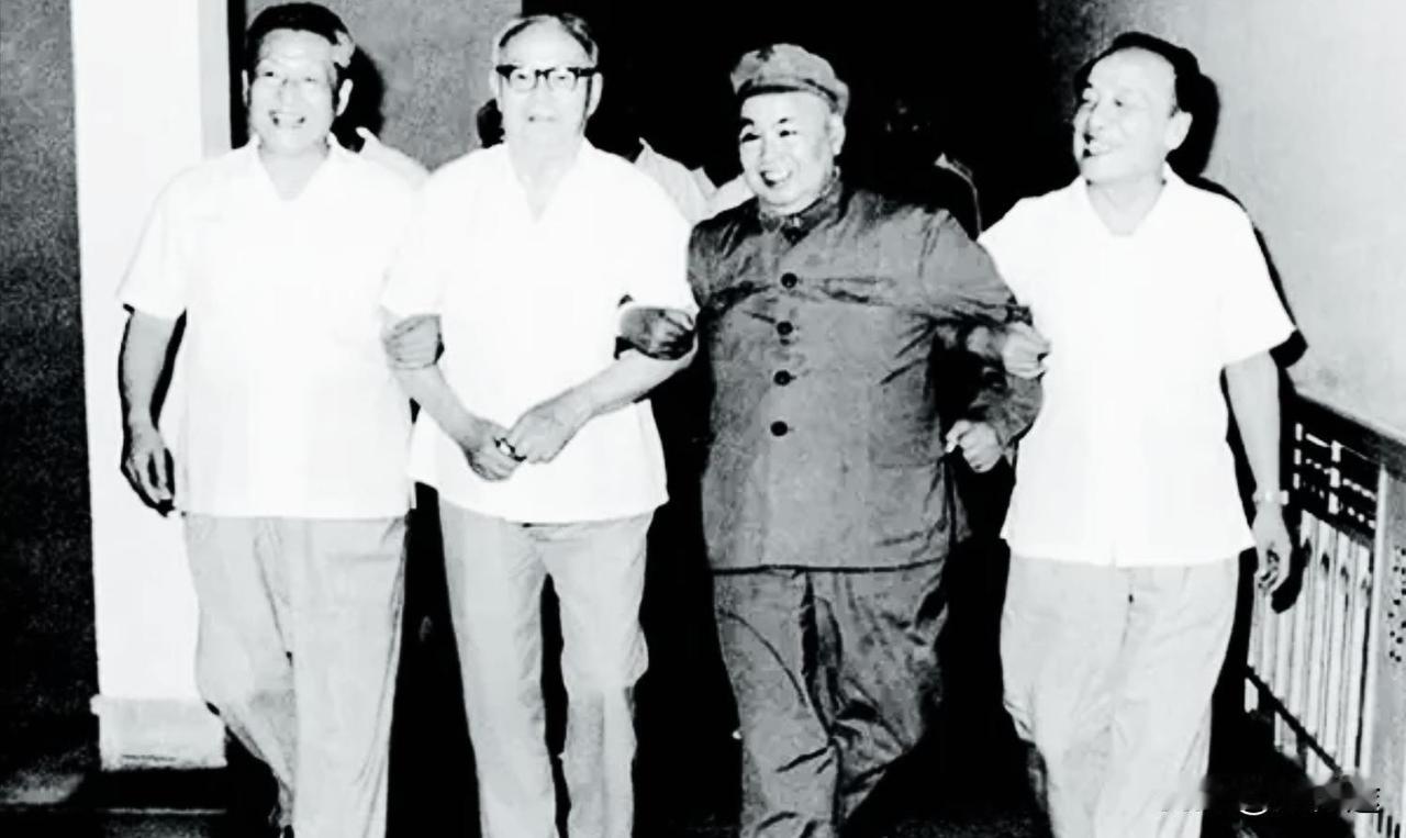 习仲勋，叶剑英，许世友，杨尚昆在一起，合影留念，美好的回忆！他们是我党优秀的领