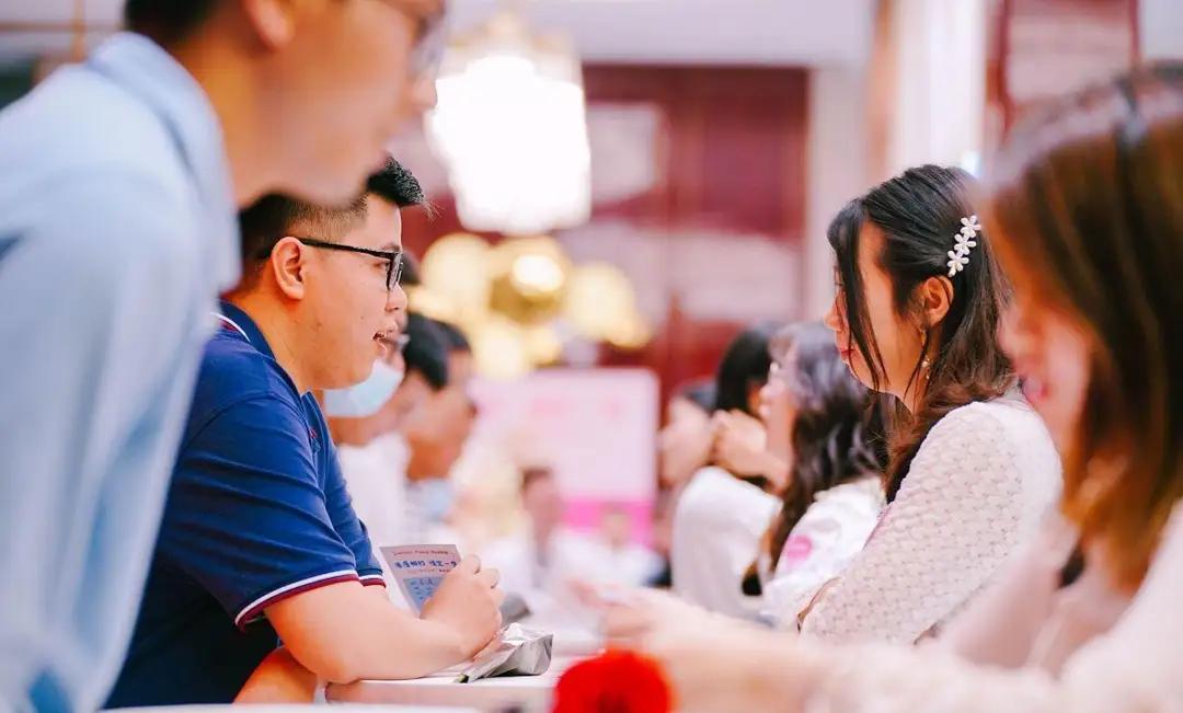 现在中国的剩男剩女问题完全进入到了鸡同鸭讲的尴尬境地男女双方各说各话，根本就无