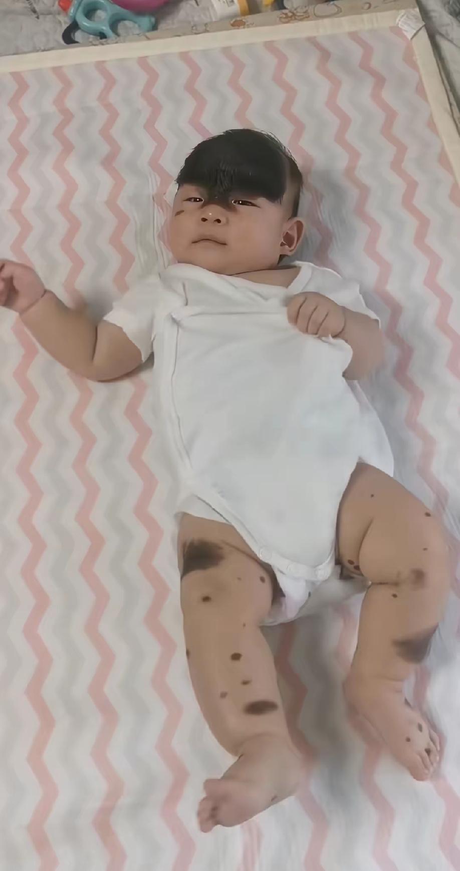 一女子哭泣，为了省钱，竟然整个孕期都没产检，孩子一出来，全家崩溃了。有网友见了