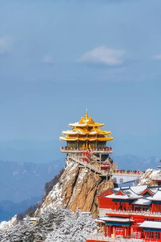 下雪后的河南到底有多美？最近河南迎来初雪，雪花飘了大半天，整座城市银装素裹。老城