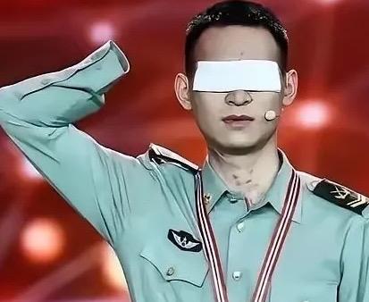 网上有人给杜富国算了笔账：月津贴3万2，国家分了180平的房子，水电燃气全免。看