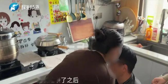 河南郑州，一女子暖气漏水，工人上门维修时，看她自己在家，竟然突然亲了她一口，亲完