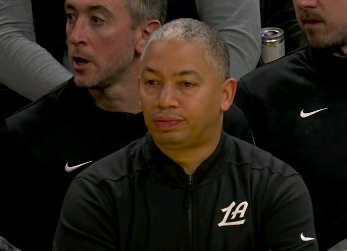 泰伦卢临场能力再度遭质疑：在快船客场挑战独行侠的末节比赛中：快船末节领先独行