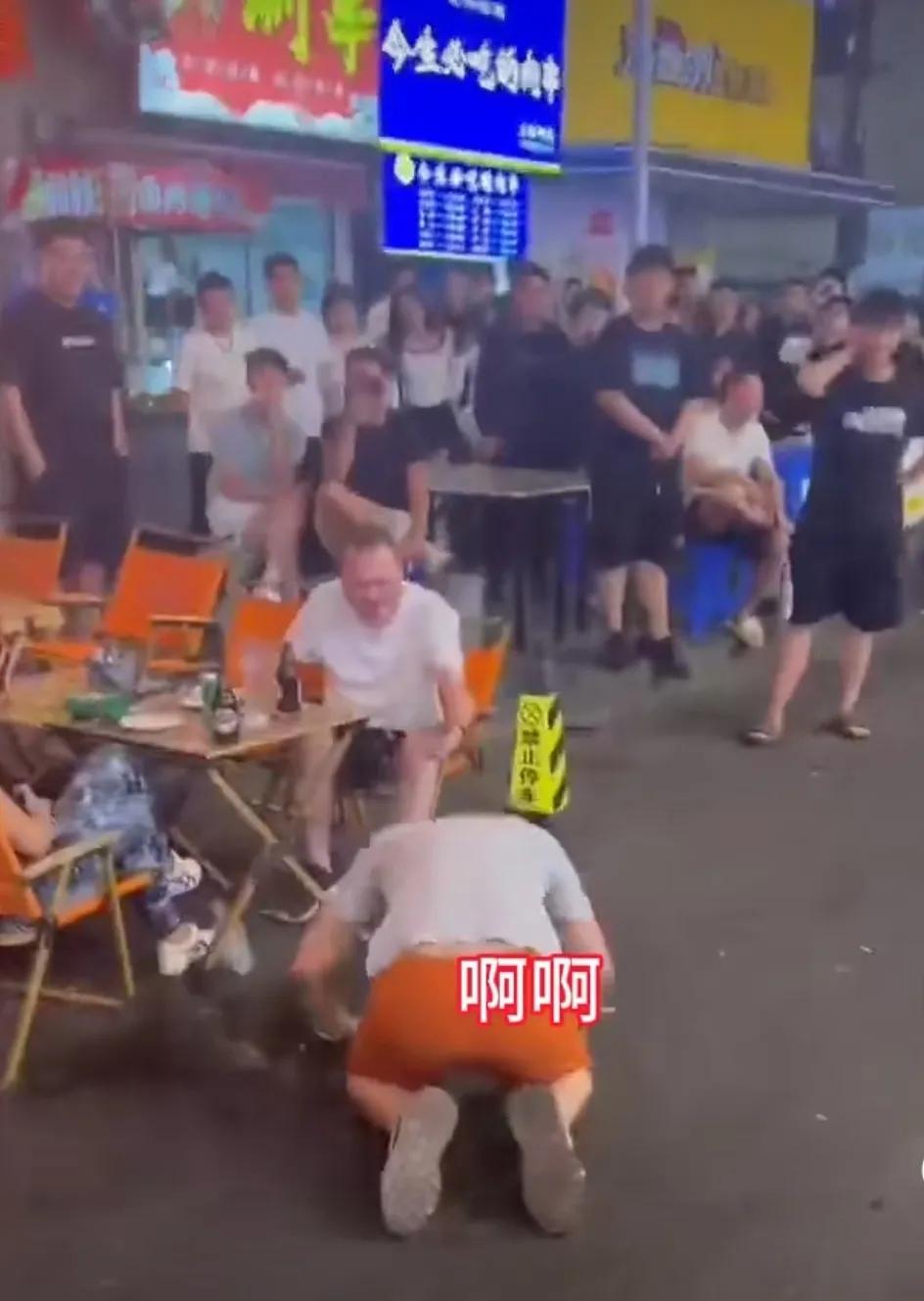 不知羞耻，他竟然向外国人磕头，太丢人！东北某家餐馆门口，光头男因为喝醉和别人起