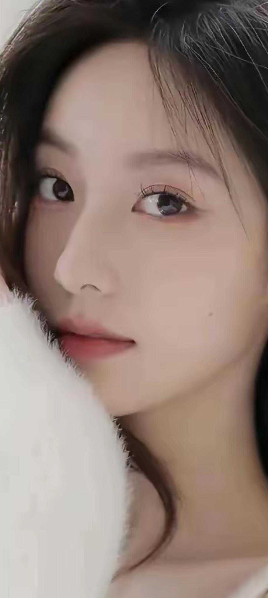 温柔甜美的少女，白色毛绒靠垫，暖心治愈💕