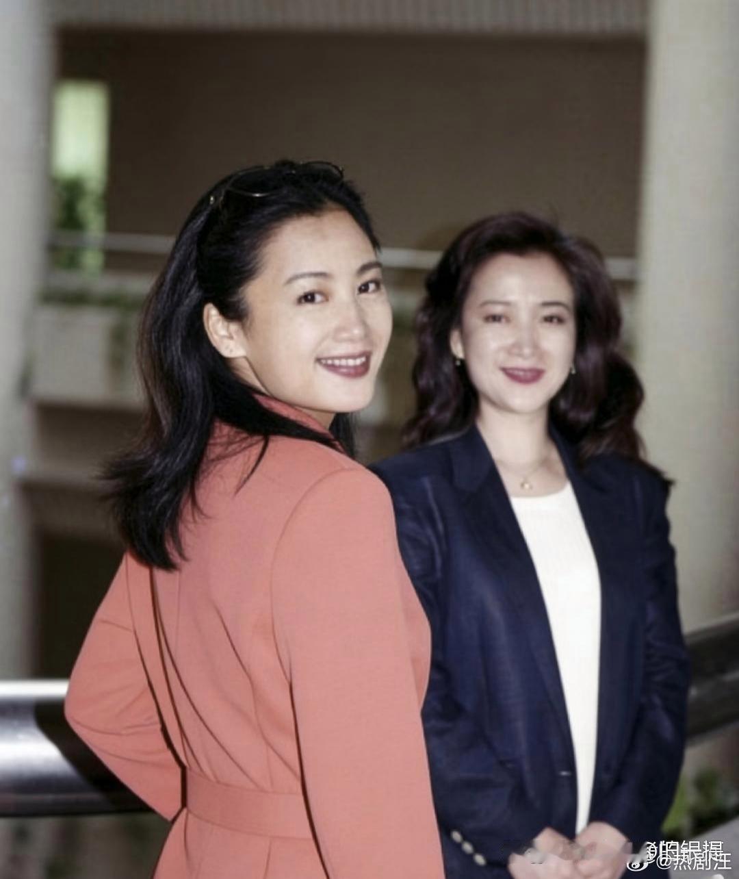 三十年前陈红与何晴的合影，两人都很漂亮