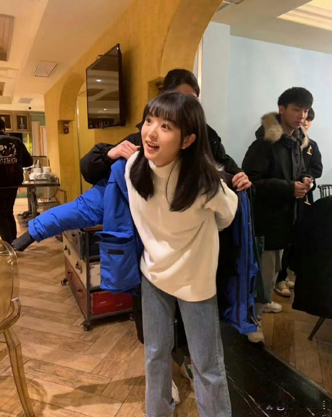 田曦薇生图这真的不是洋娃娃吗…特别的乖巧啊