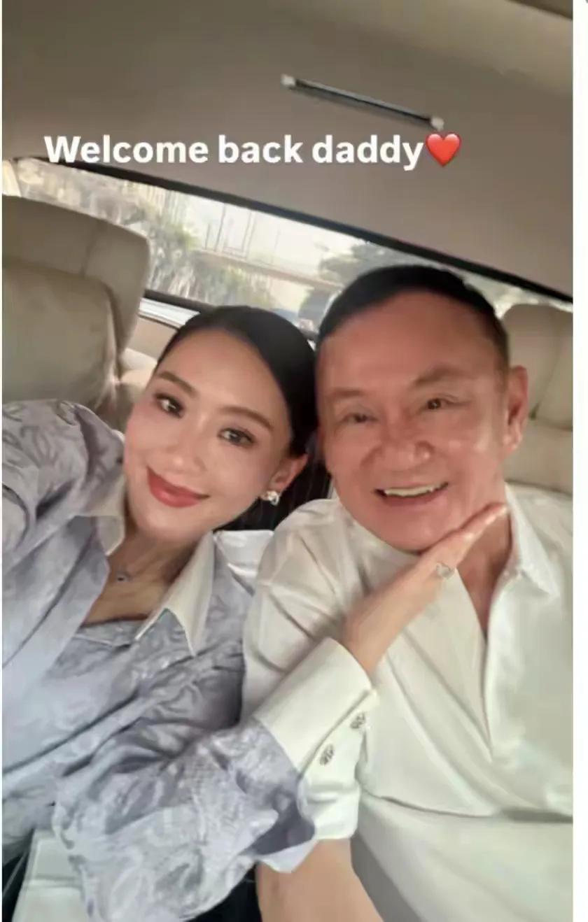 泰国前总理他信假释出狱，一家人都开心的来迎接他，一起拍照，每个人都笑容满面。佩