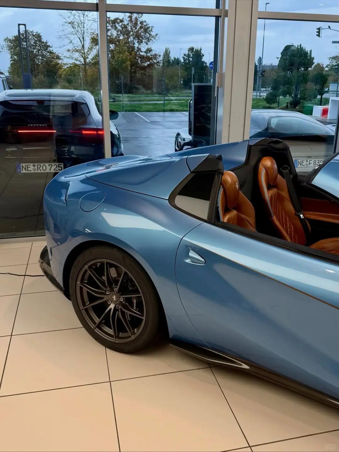 Ferrari812GTS，6.5L800马力V12，2门2座硬顶敞篷车