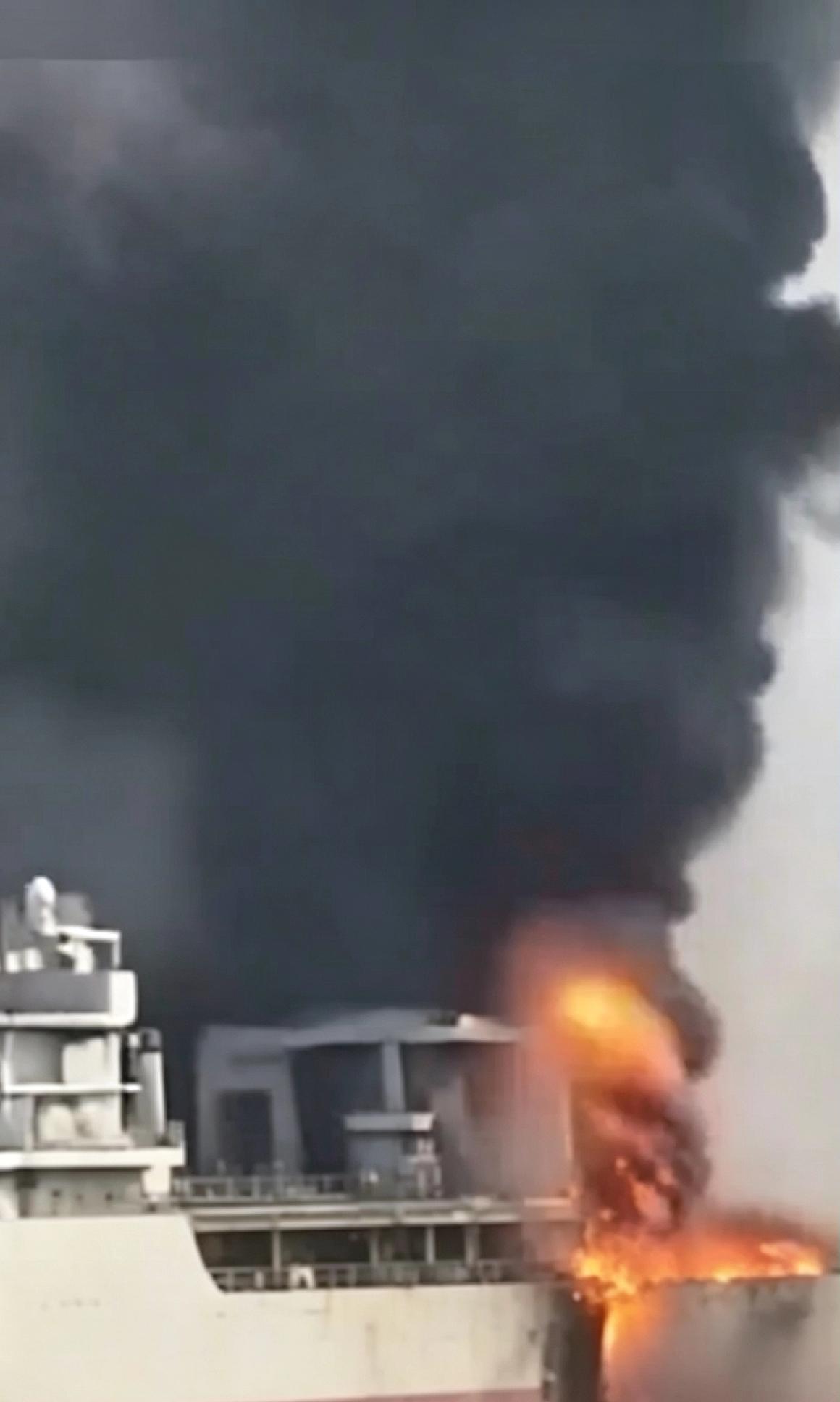 刚刚收到消息伊朗疯了！这是要与全世界为敌！！4月18日，海事情报公司“油