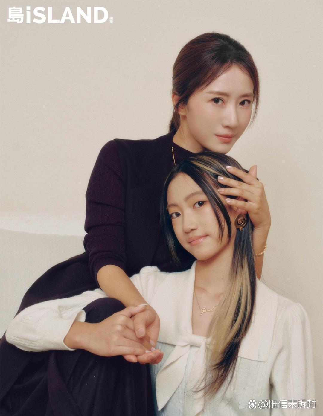 李念携14岁女儿上杂志，女儿头发做个漂染，一脸高冷长相。​