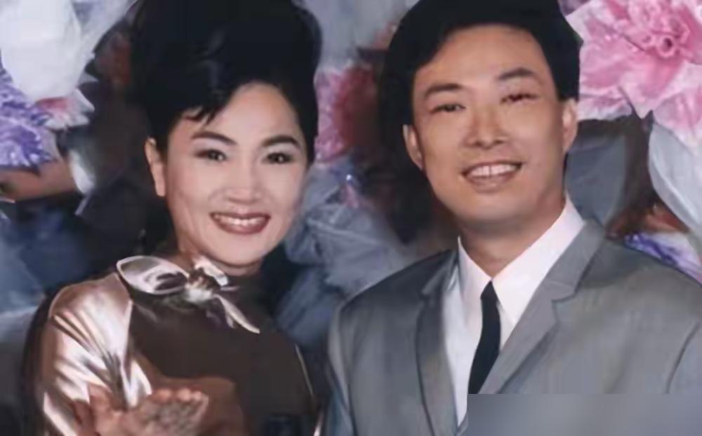 0元票炒到10万，一张票掏空半年工资。捷运站，小伙子正准备交货，两张票，2