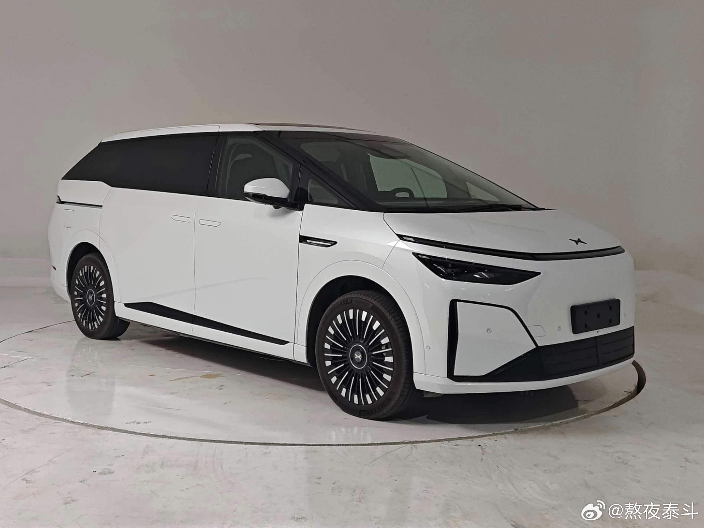 2026款焕新版小鹏X9工信部401批次车型公示外观小改车漆几乎和极氪0