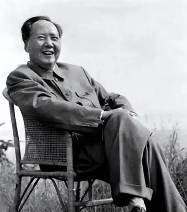1958年，毛主席下令炮击金门，不小心炸死两个美国顾问，美国得知后率大军压境，指