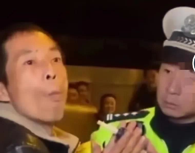 江西抚州查车现场，男子一吹酒精测试棒灯就闪。“我真没喝酒，这测试棒是不是坏了？”