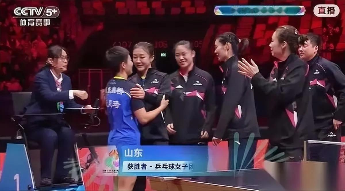 山东女团杀疯了！现场观众突然全安静？第三局0-2落后时，谁能想到山东乒乓