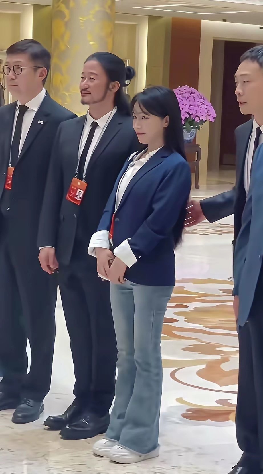 李子柒这丫头挺厉害，凭自己的能力，一个老人带大的农村姑娘，能混到今天，相当厉害了