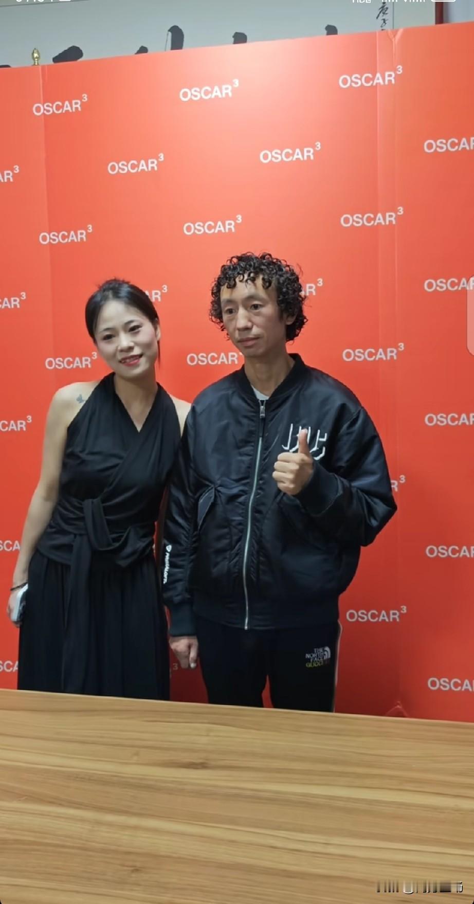 昨晚陕西某夜场，国际巨星庞麦郎巡演结束被粉丝围得水泄不通。他笑得憨憨的，跟每个凑