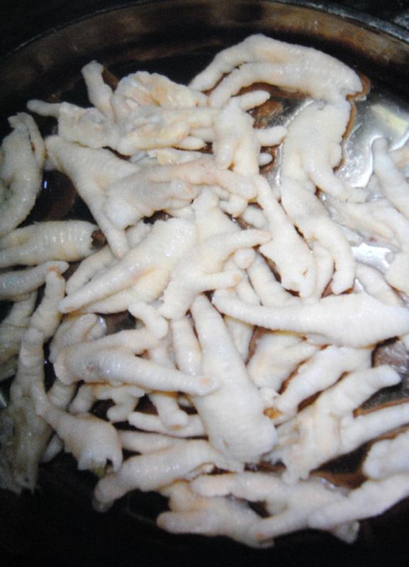 漂白鸡爪年产值达4万吨，销售额12亿。小小鸡爪，蕴含大大商机。我有位同事特别