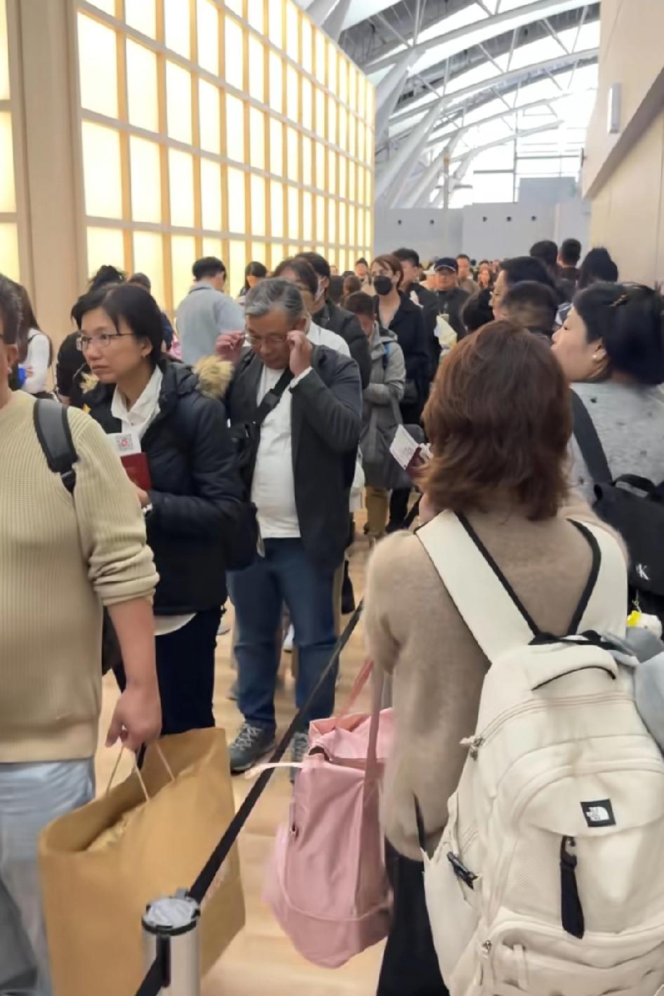 日本机场挤满了回中国的人，再不回来，小心1937-12-13，后悔来不及呀！敢