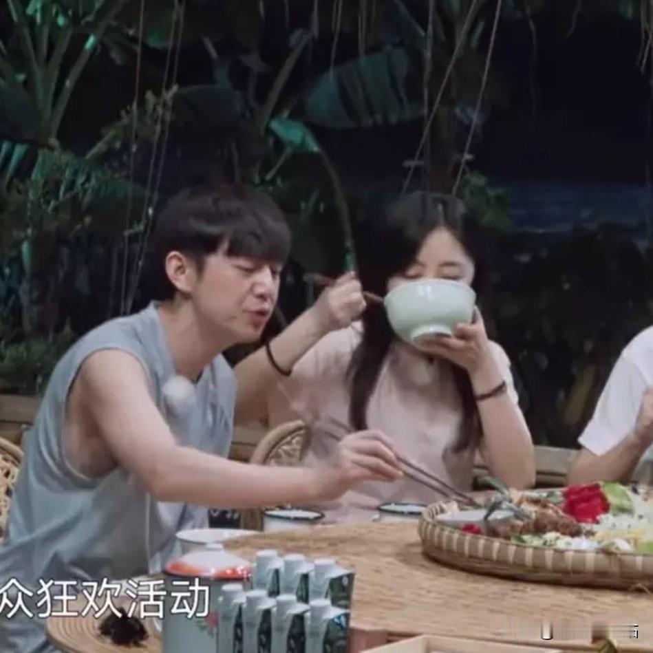 谭松韵波点上衣录节目，马尾辫显青春活力近日，谭松韵录制节目的路透图引发热议