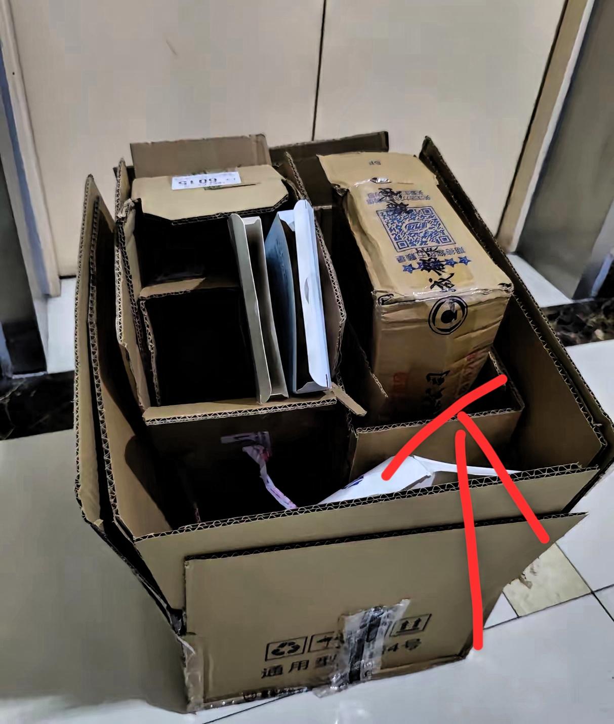 早上抱纸壳下楼，本想直接扔垃圾桶，一个阿姨追着要，我却扭头给了旁边翻垃圾的大爷。