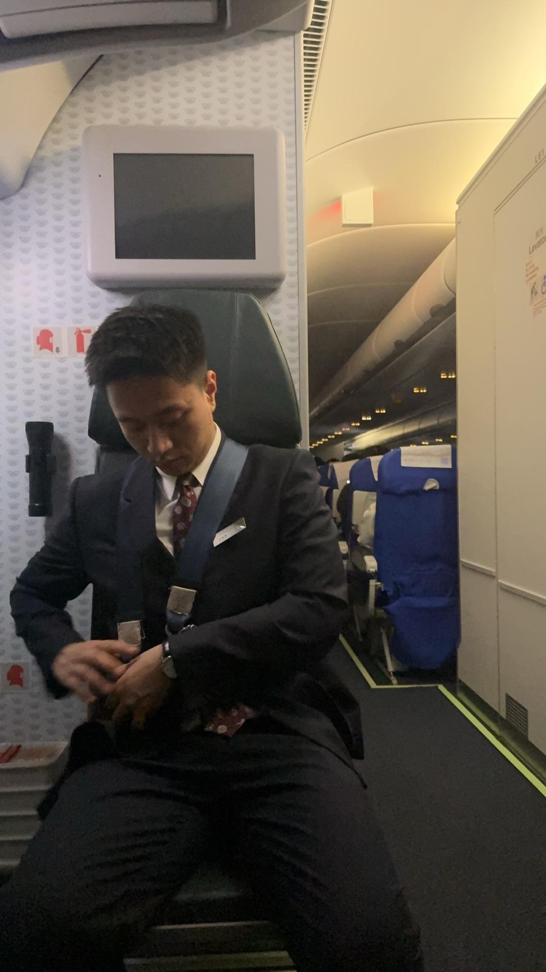 不是这个座位也太暧昧了主要是这哥们腿太长了坐我对面的时候他占了一大半地方