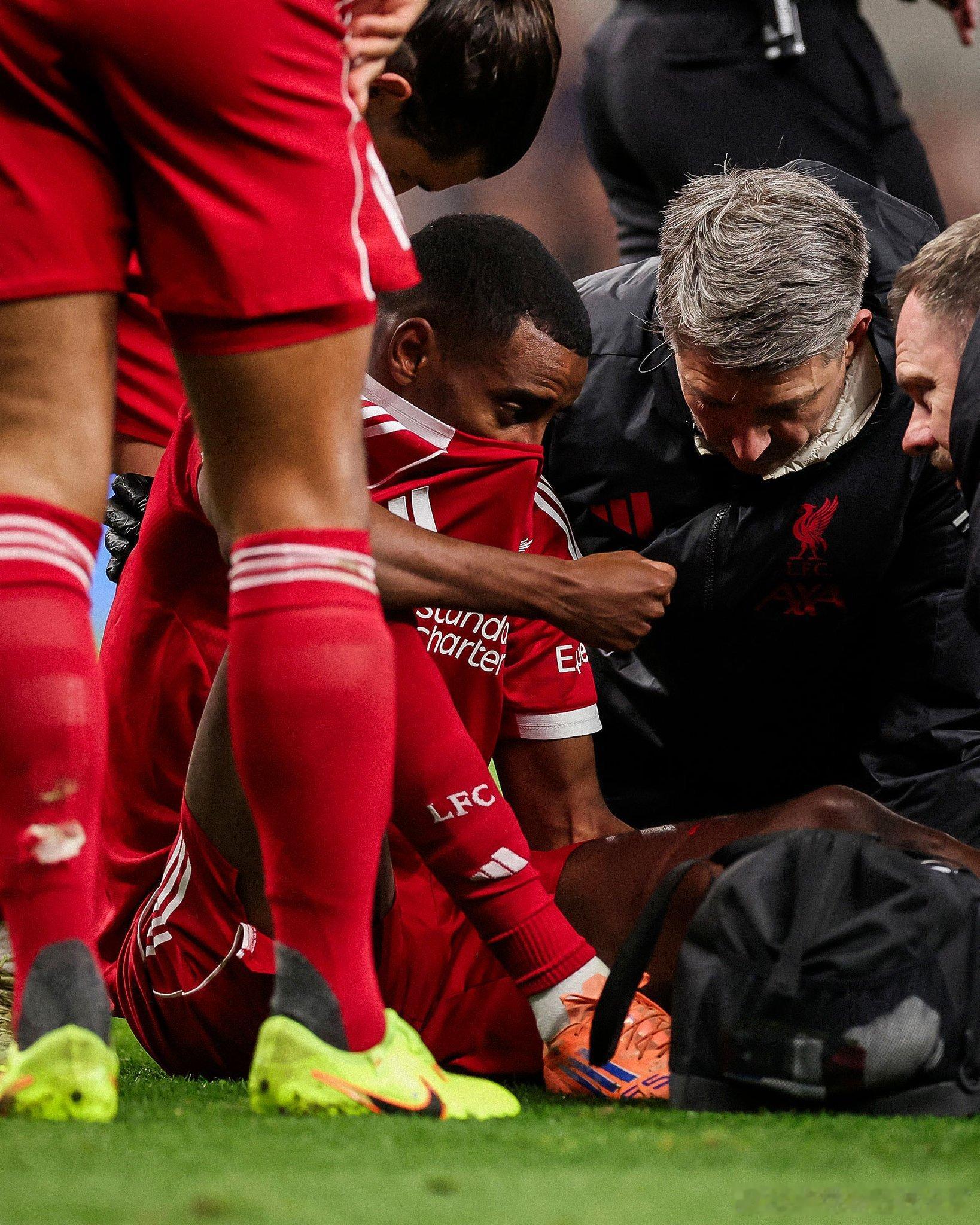 伤病推分析伊萨克的骨折情况：多方消息指向伊萨克腿部/脚踝骨折的可能性。根据伤情不