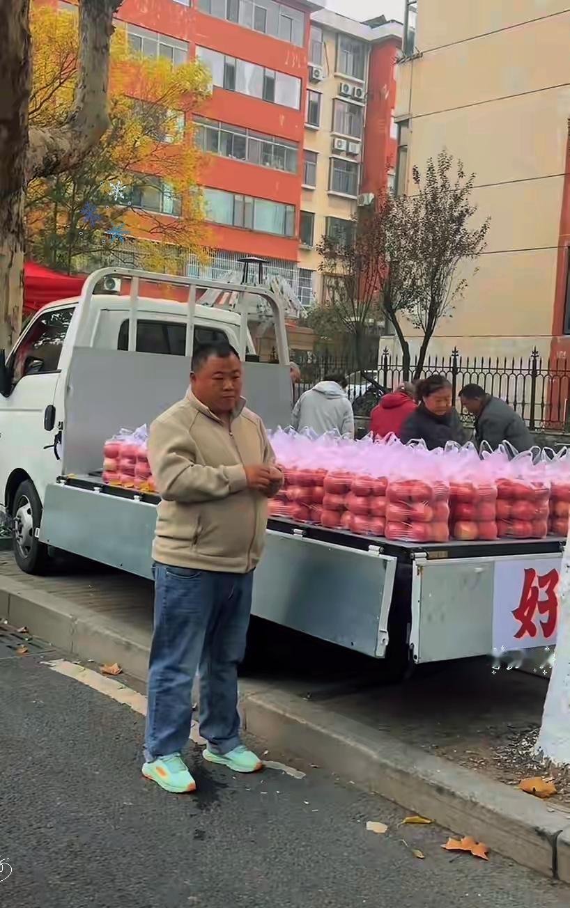 淄博不止有烧烤，现在连卖苹果的大哥都卷成“细节天花板”了！问了淄博的大学同