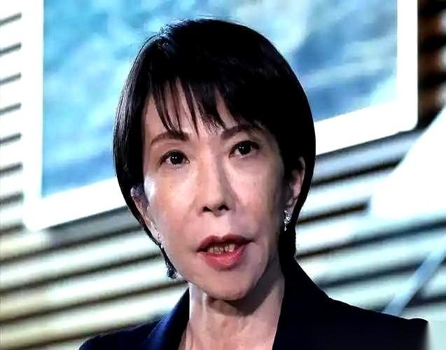 日本首相终于认怂了。不是随便发几句牢骚，是直接当着全世界的面把桌子掀了：都别吹