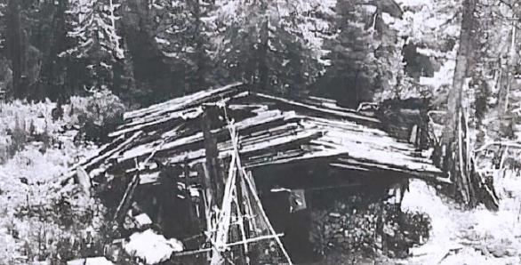 1975年，在东北深山，一个猎人发现一具骨骸，心里很难受，当他看到骨骸旁的破烂