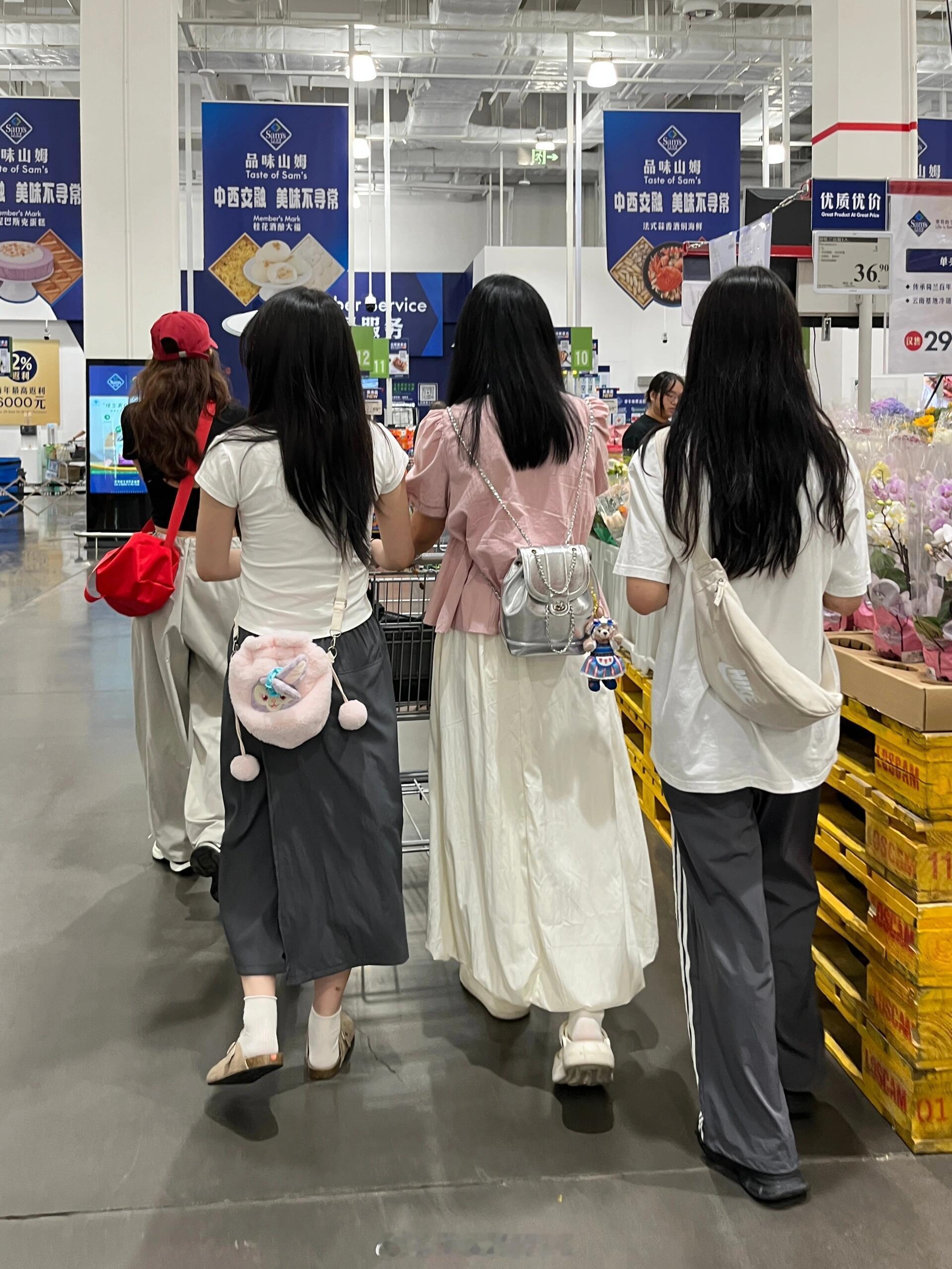 为什么现在都这样穿了？？？(图片是室友，经同意发布）感觉今年看到的全是阔腿裤，