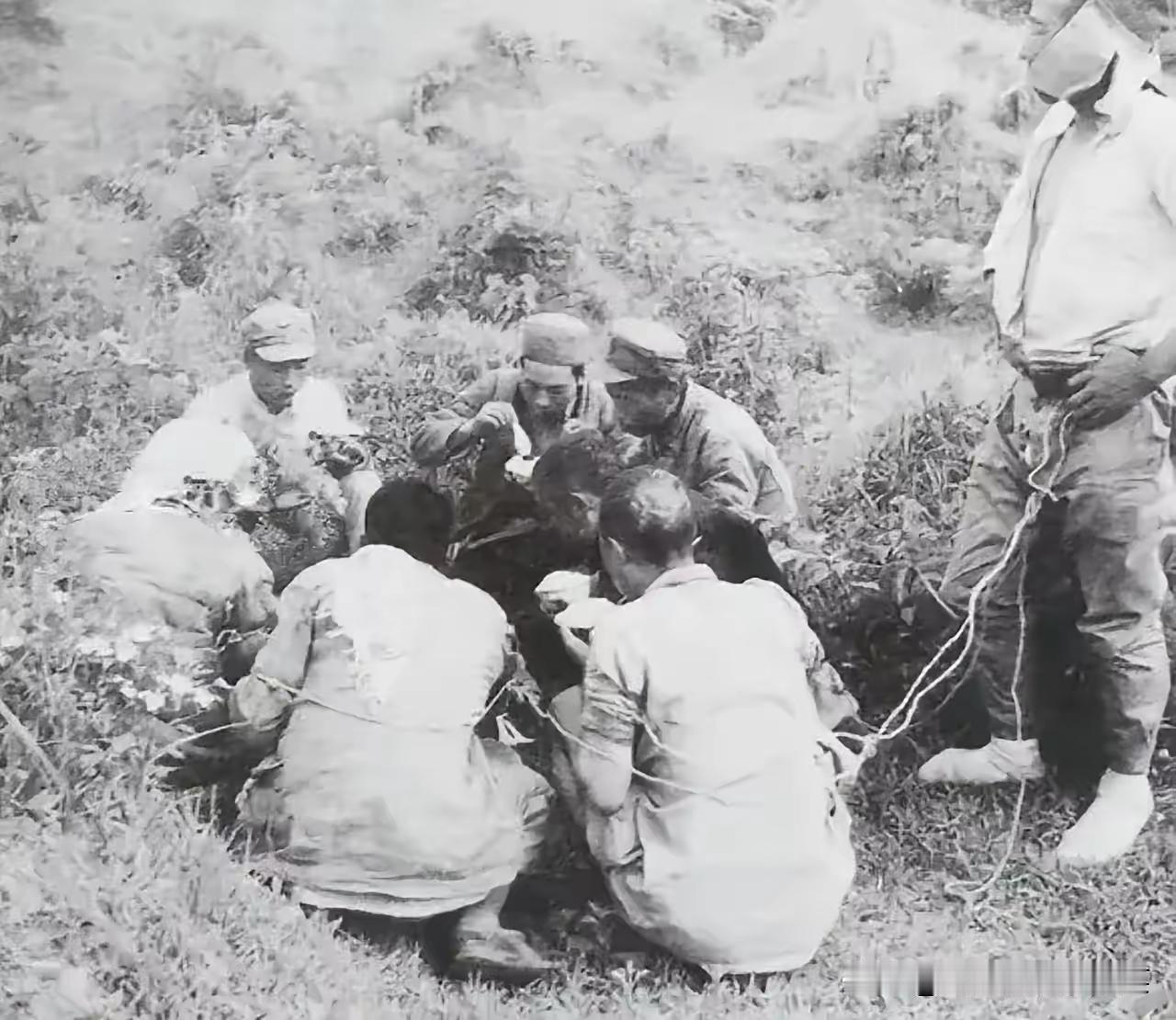 1937年，七名国军士兵被日军俘虏。日军给他们提供了简单的食物，让他们围在一起进